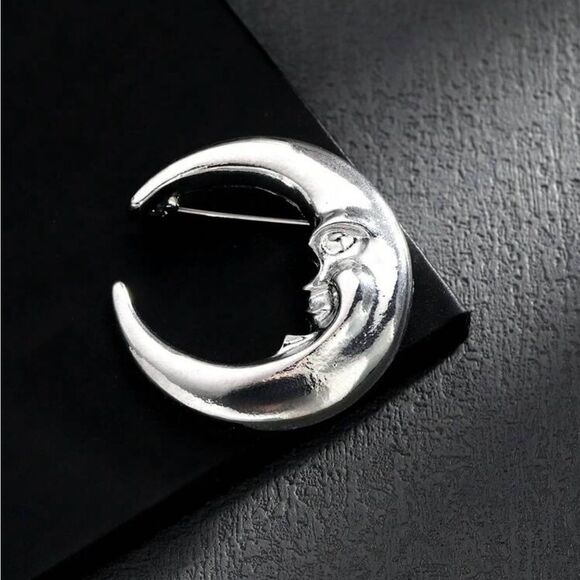 Gothic Vintage inspired Moon Brooch Silver Tone engraved face detailing - Picture 1 of 3